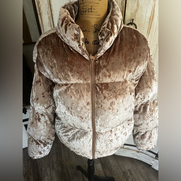 NWOT Fabletics Wander crushed velvet cropped puffer - Picture 8 of 11